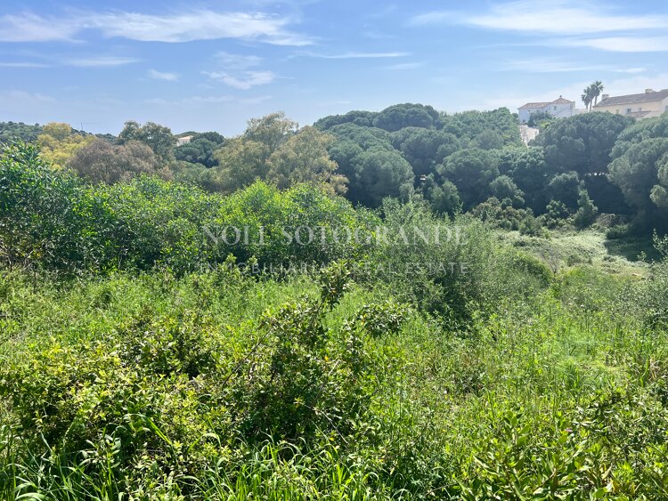 Baugrundstück verfügbar mit Projekt und Baulizenz