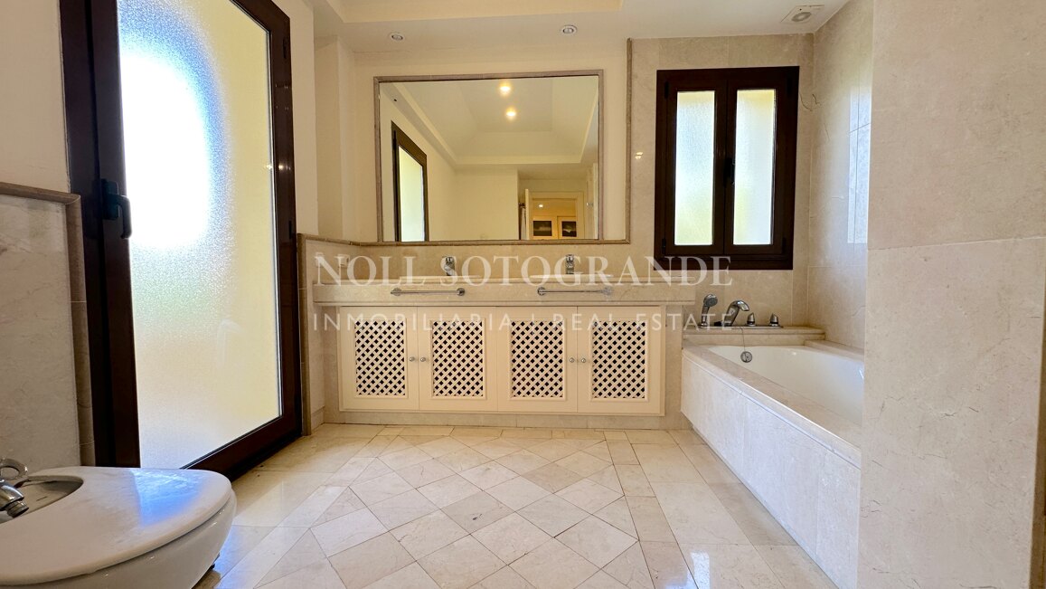 Alquiler de lujoso apartamento de 3 dormitorios en Valgrande, Sotogrande