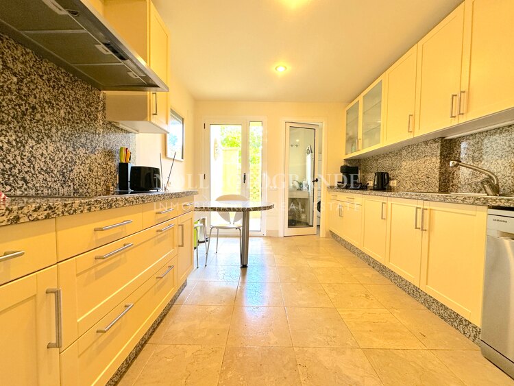 Alquiler de lujoso apartamento de 3 dormitorios en Valgrande, Sotogrande