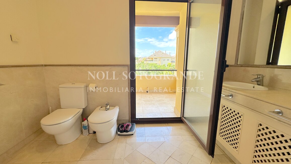 Alquiler de lujoso apartamento de 3 dormitorios en Valgrande, Sotogrande