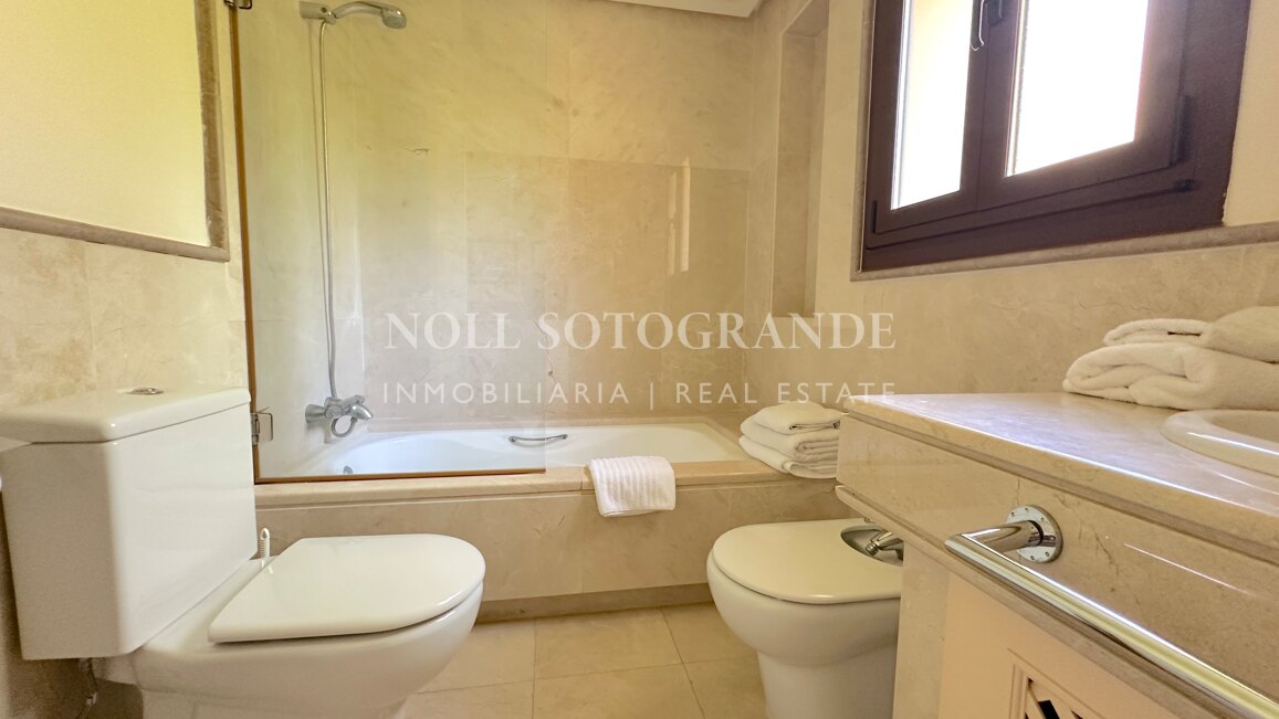 Alquiler de lujoso apartamento de 3 dormitorios en Valgrande, Sotogrande