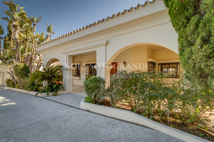 Substantial One-Level Villa for Sale in Sotogrande D Zone