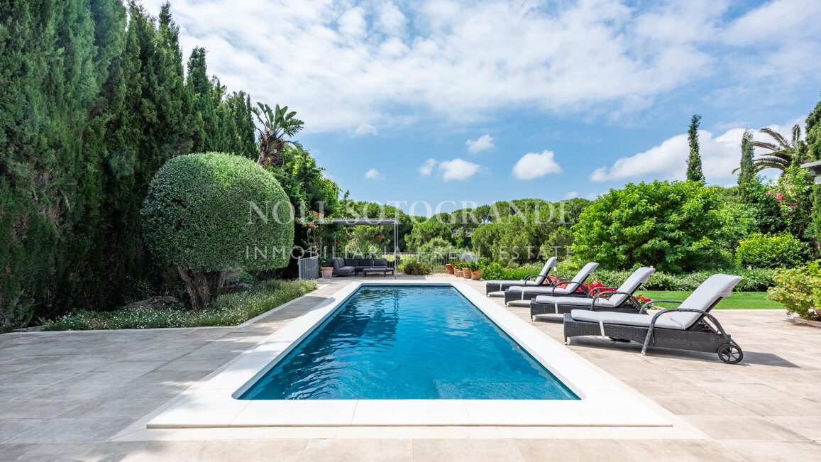 Golf-front villa for sale in Sotogrande Alto