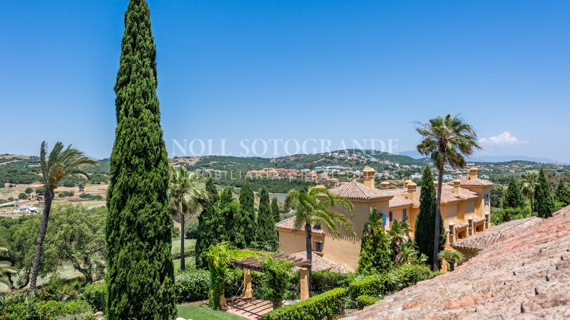 Renovated townhouse on the frontline of golf in Sotogrande Alto