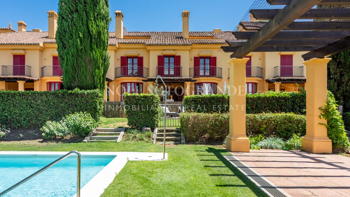 Renovated townhouse on the frontline of golf in Sotogrande Alto