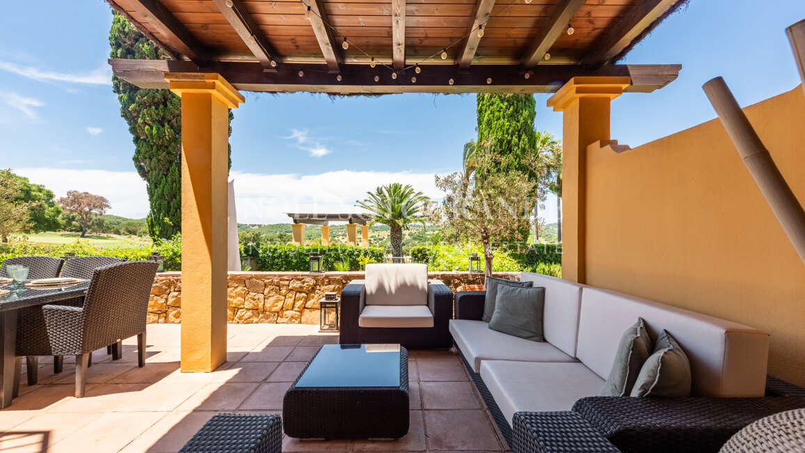 Renovated townhouse on the frontline of golf in Sotogrande Alto