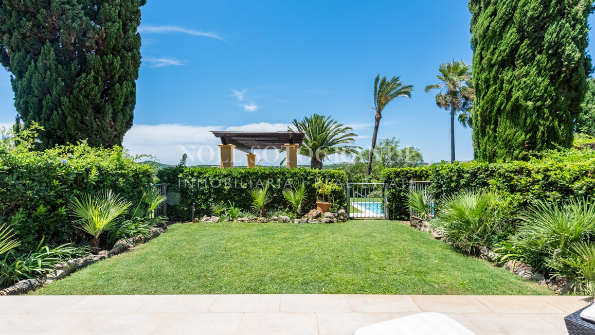 Renovated townhouse on the frontline of golf in Sotogrande Alto