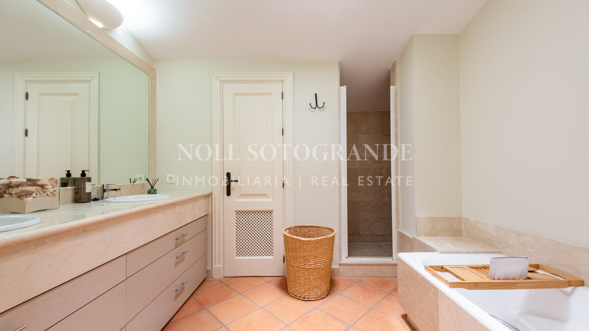 Renovated townhouse on the frontline of golf in Sotogrande Alto