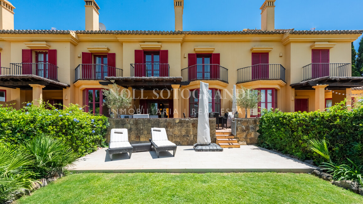 Renovated townhouse on the frontline of golf in Sotogrande Alto