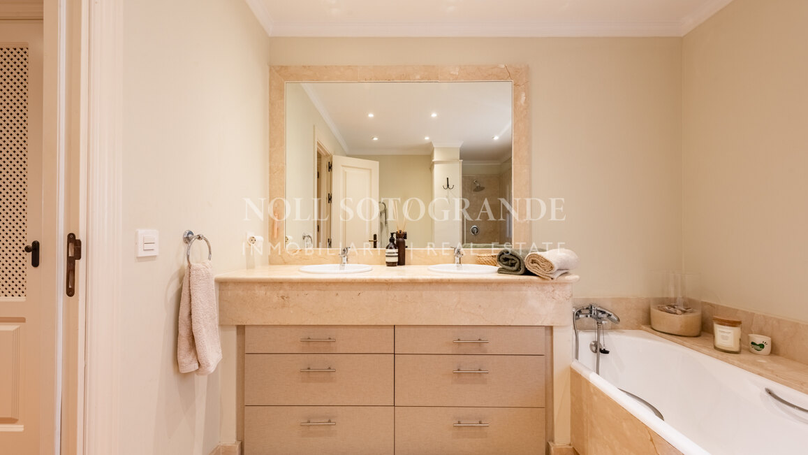 Renovated townhouse on the frontline of golf in Sotogrande Alto
