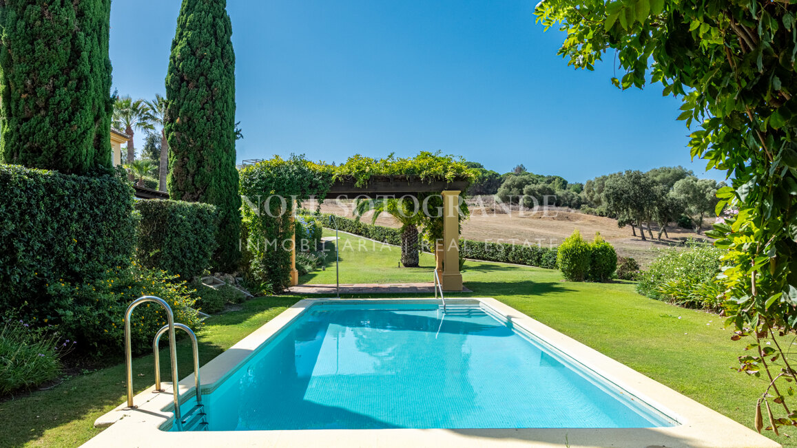 Renovated townhouse on the frontline of golf in Sotogrande Alto