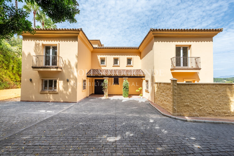 Villa Felicia - Villa tradicional de 6 dormitorios con gran garaje en Sotogrande Alto, Zona F