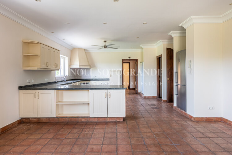 Villa Felicia - Villa tradicional de 6 dormitorios con gran garaje en Sotogrande Alto, Zona F