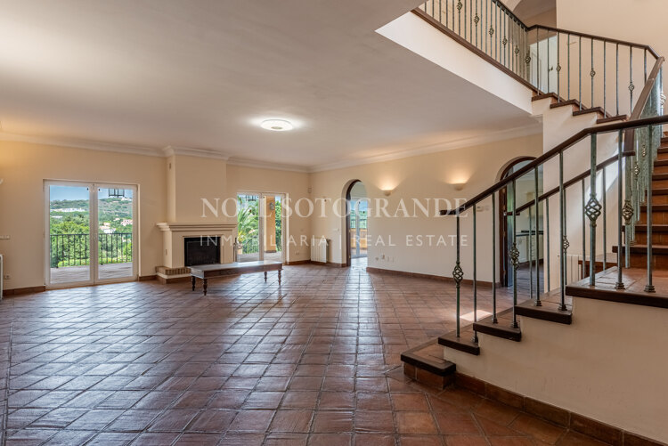 Villa Felicia - Villa tradicional de 6 dormitorios con gran garaje en Sotogrande Alto, Zona F