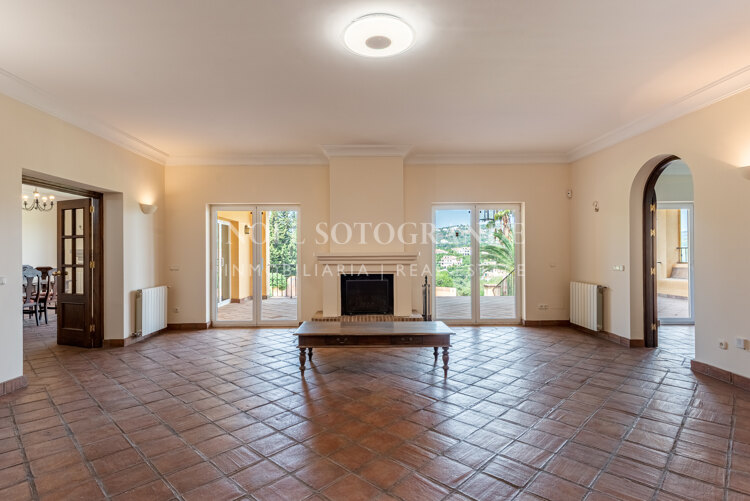 Villa Felicia - Villa tradicional de 6 dormitorios con gran garaje en Sotogrande Alto, Zona F