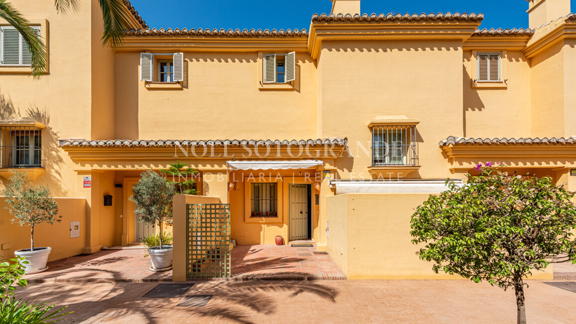 Reihenhaus mit 3 Schlafzimmern in erster Reihe in Los Cármenes, Sotogrande Alto