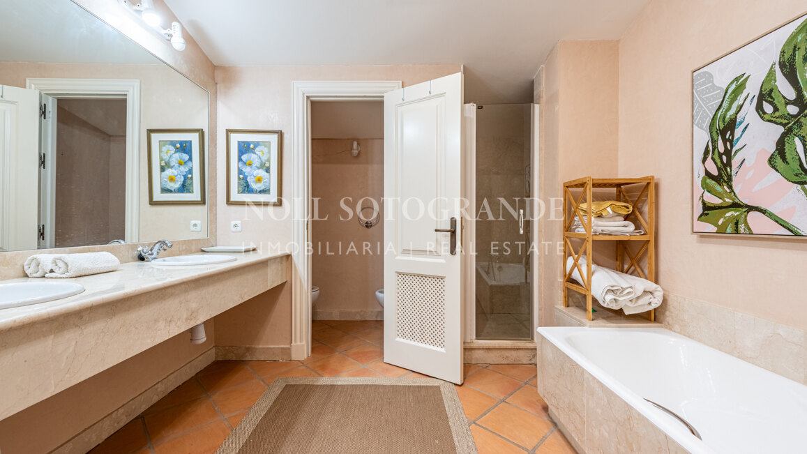 Reihenhaus mit 3 Schlafzimmern in erster Reihe in Los Cármenes, Sotogrande Alto