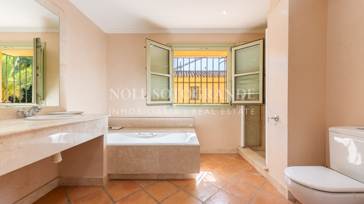 Reihenhaus mit 3 Schlafzimmern in erster Reihe in Los Cármenes, Sotogrande Alto