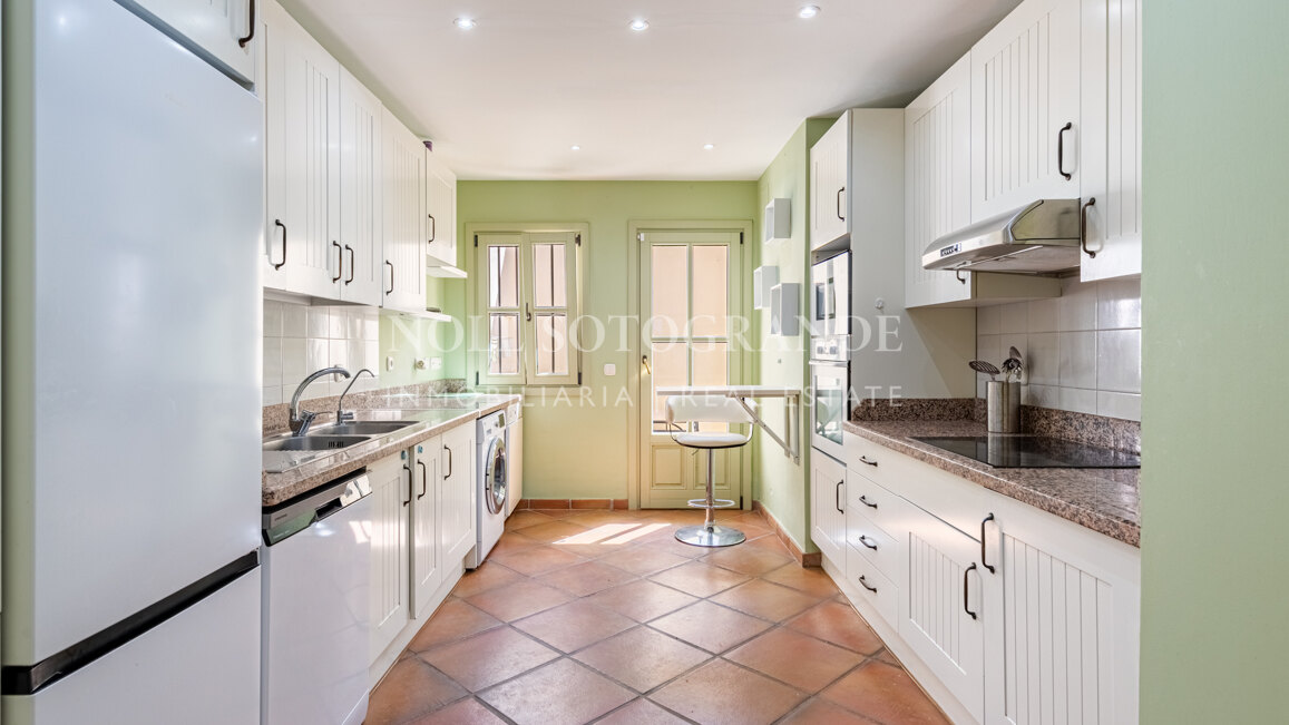 Reihenhaus mit 3 Schlafzimmern in erster Reihe in Los Cármenes, Sotogrande Alto