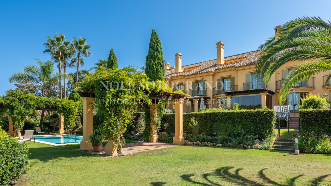 Reihenhaus mit 3 Schlafzimmern in erster Reihe in Los Cármenes, Sotogrande Alto