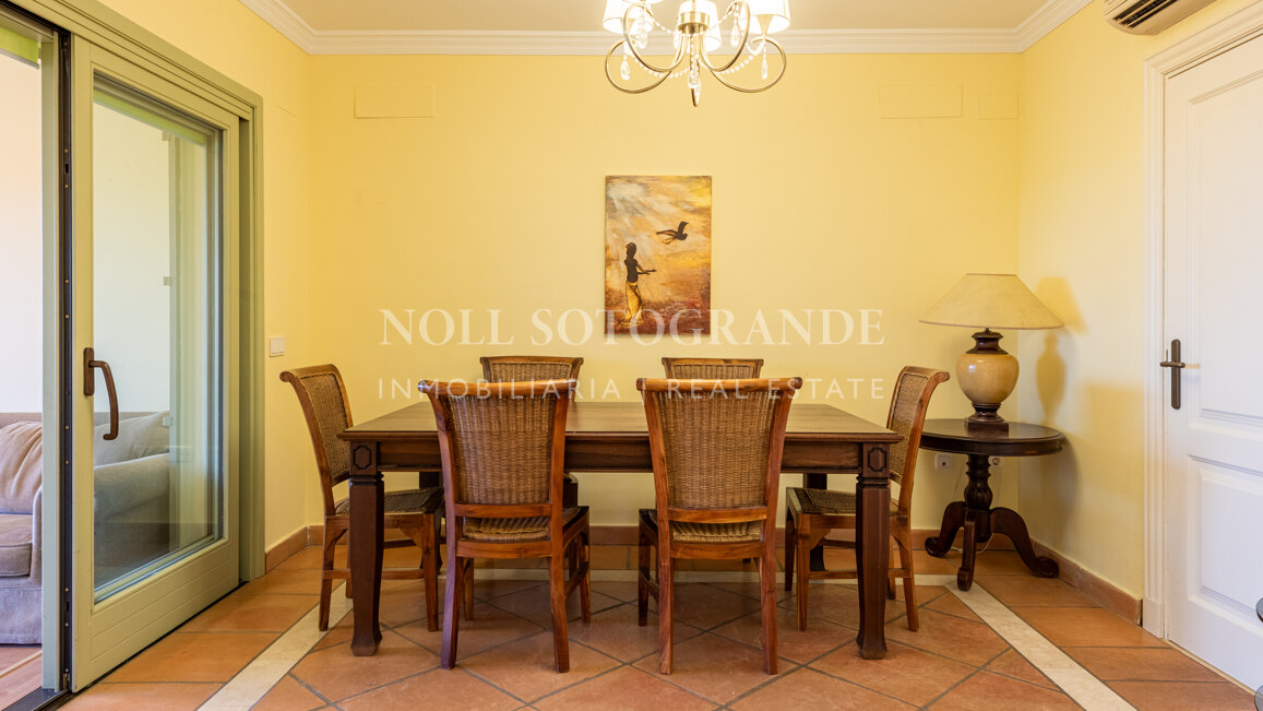 Reihenhaus mit 3 Schlafzimmern in erster Reihe in Los Cármenes, Sotogrande Alto