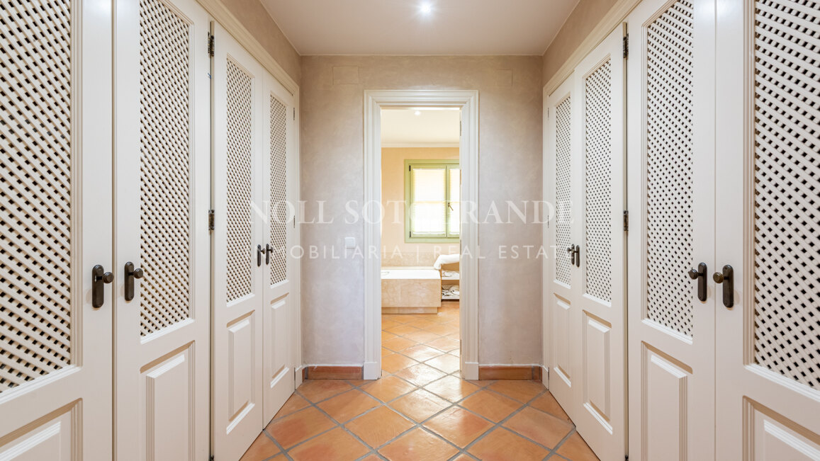 Reihenhaus mit 3 Schlafzimmern in erster Reihe in Los Cármenes, Sotogrande Alto