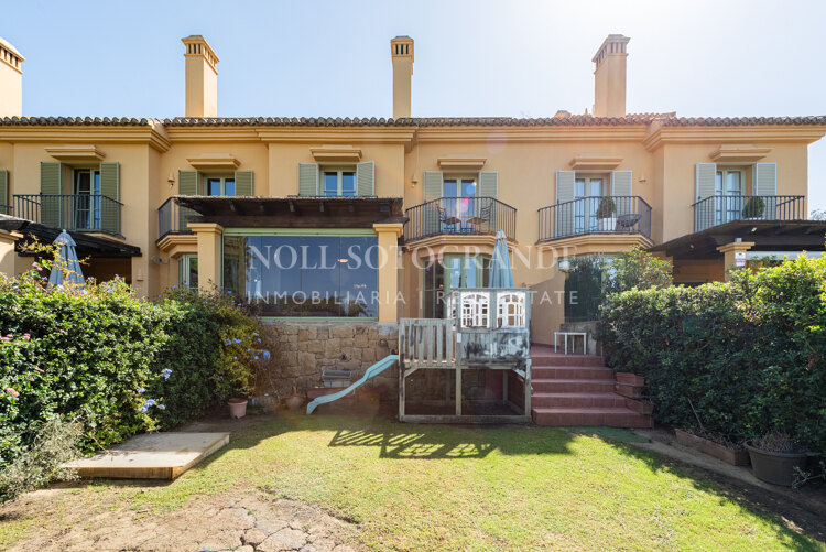 Reihenhaus mit 3 Schlafzimmern in erster Reihe in Los Cármenes, Sotogrande Alto