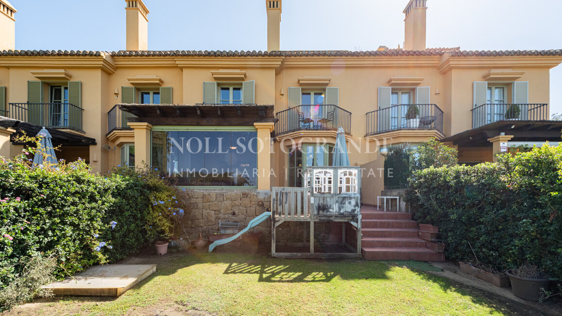 Reihenhaus mit 3 Schlafzimmern in erster Reihe in Los Cármenes, Sotogrande Alto