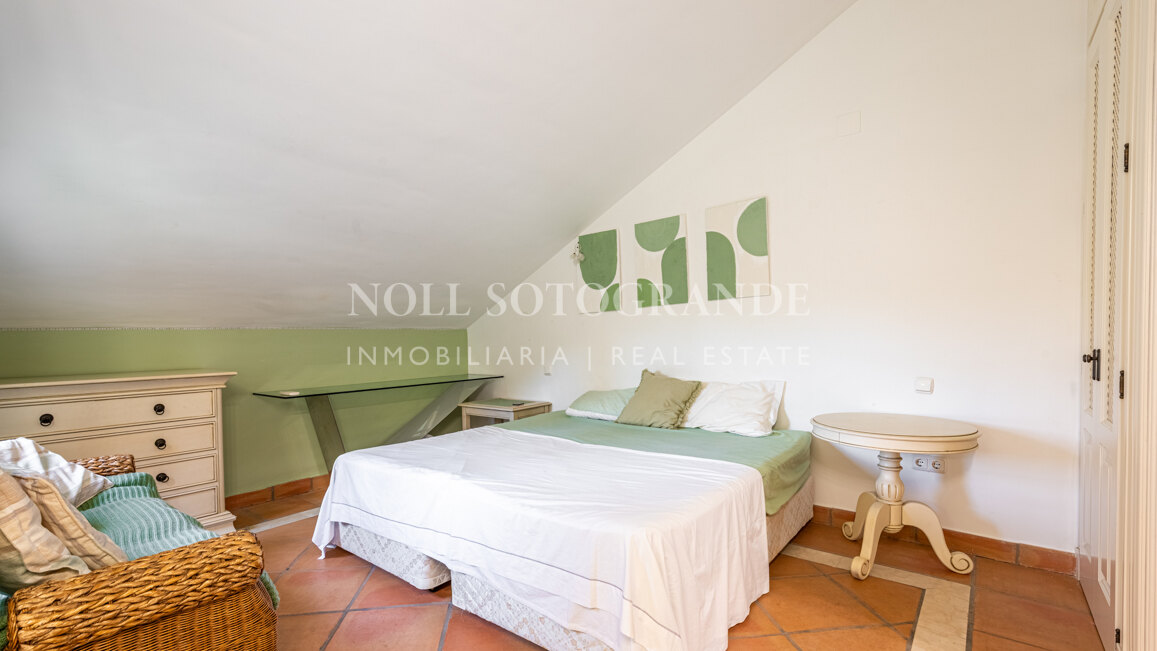 Reihenhaus mit 3 Schlafzimmern in erster Reihe in Los Cármenes, Sotogrande Alto