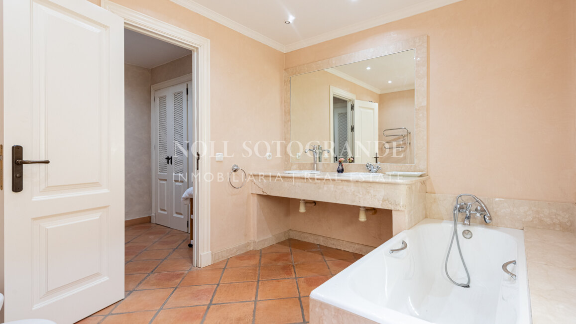 Reihenhaus mit 3 Schlafzimmern in erster Reihe in Los Cármenes, Sotogrande Alto