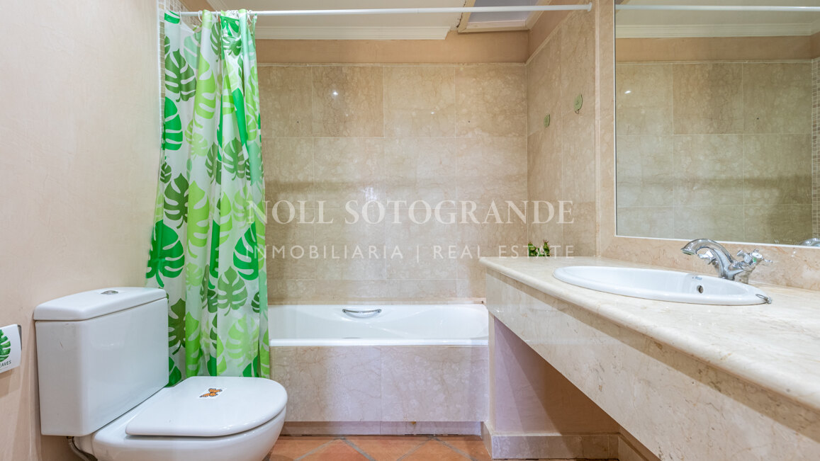 Reihenhaus mit 3 Schlafzimmern in erster Reihe in Los Cármenes, Sotogrande Alto