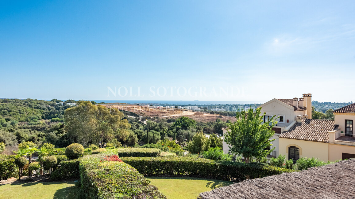 Elegantes Reihenhaus mit drei Schlafzimmern in Los Cortijos de la Reserva, Sotogrande