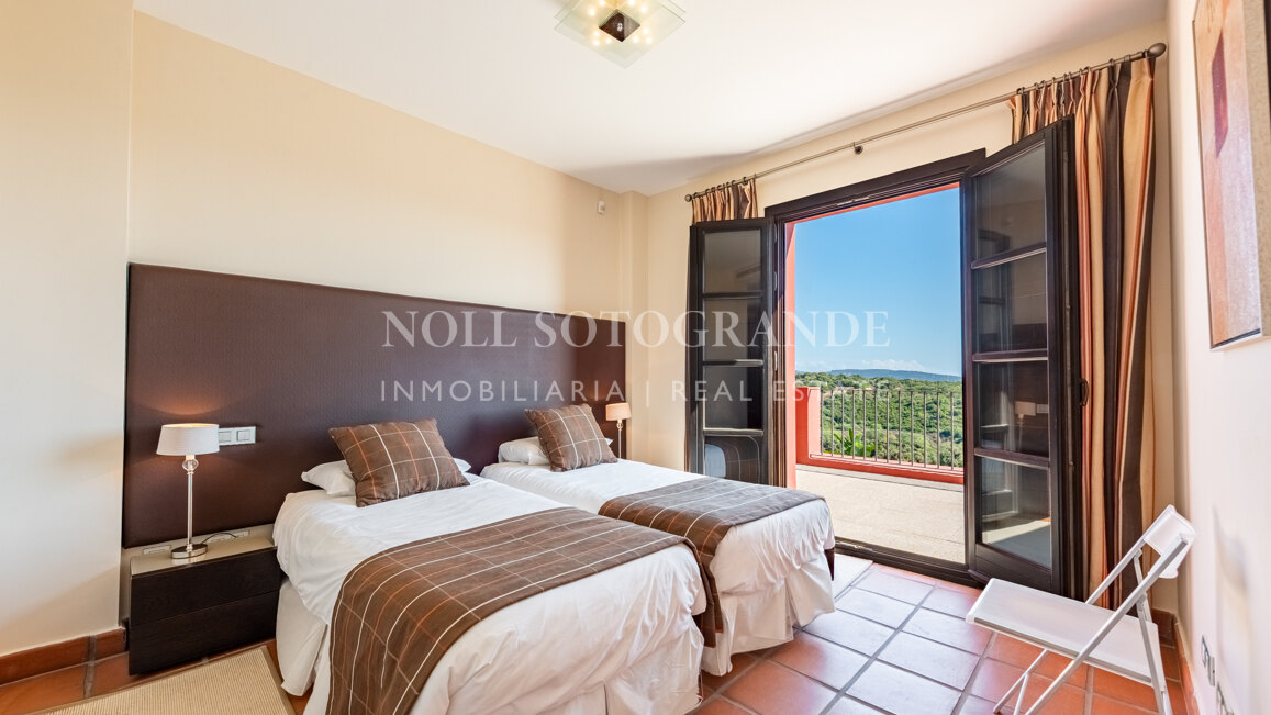 Elegantes Reihenhaus mit drei Schlafzimmern in Los Cortijos de la Reserva, Sotogrande