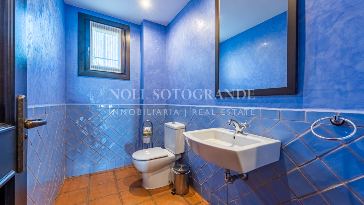 Elegantes Reihenhaus mit drei Schlafzimmern in Los Cortijos de la Reserva, Sotogrande