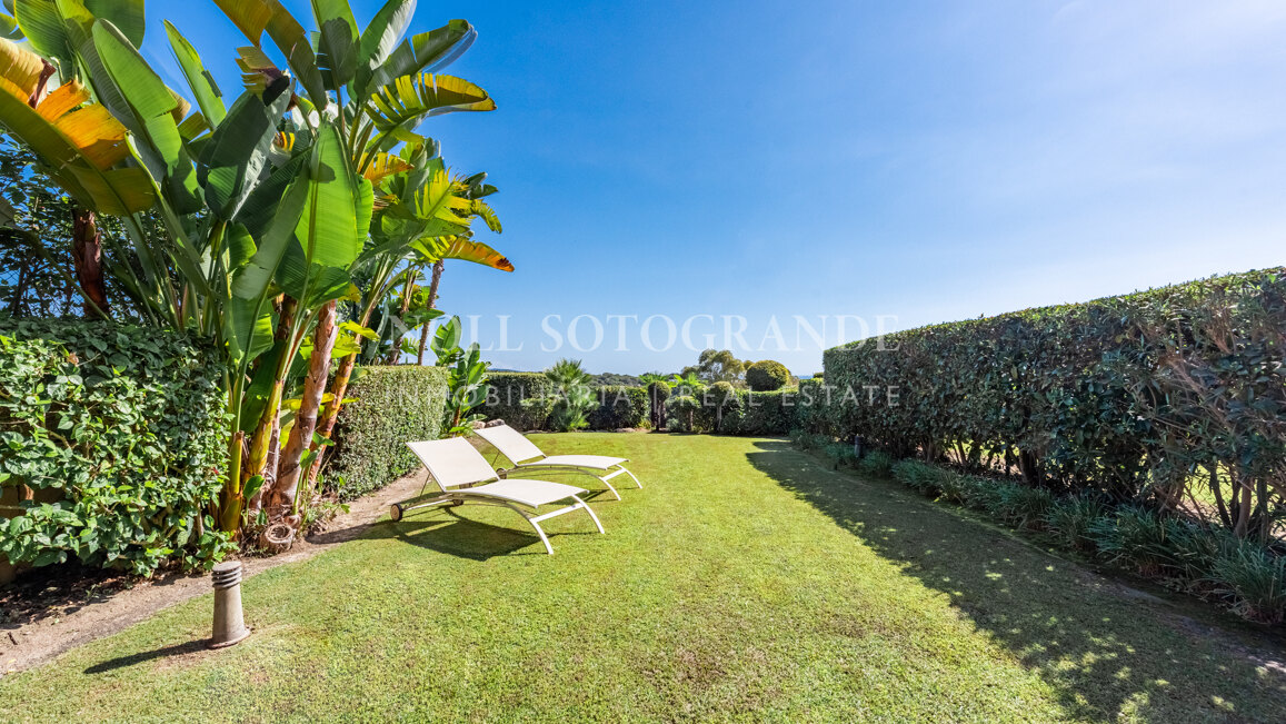 Elegantes Reihenhaus mit drei Schlafzimmern in Los Cortijos de la Reserva, Sotogrande