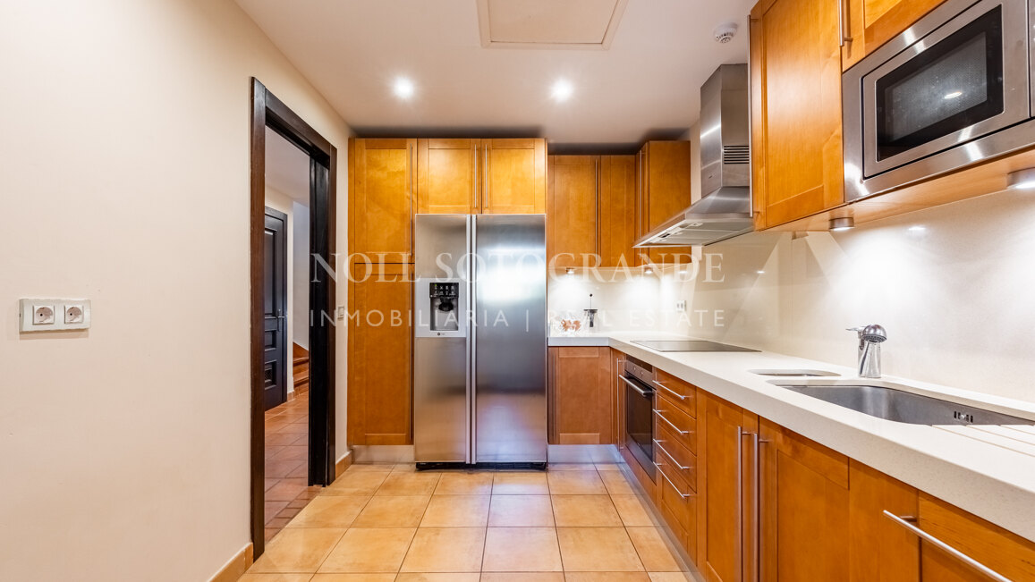 Elegantes Reihenhaus mit drei Schlafzimmern in Los Cortijos de la Reserva, Sotogrande