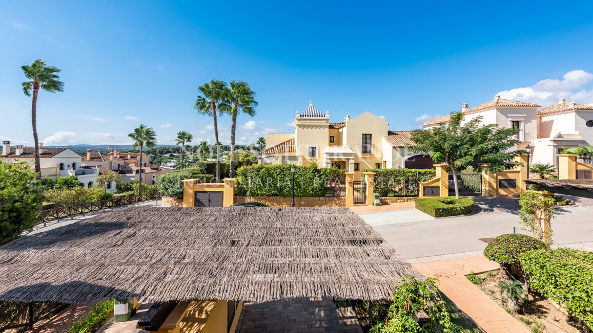Elegantes Reihenhaus mit drei Schlafzimmern in Los Cortijos de la Reserva, Sotogrande