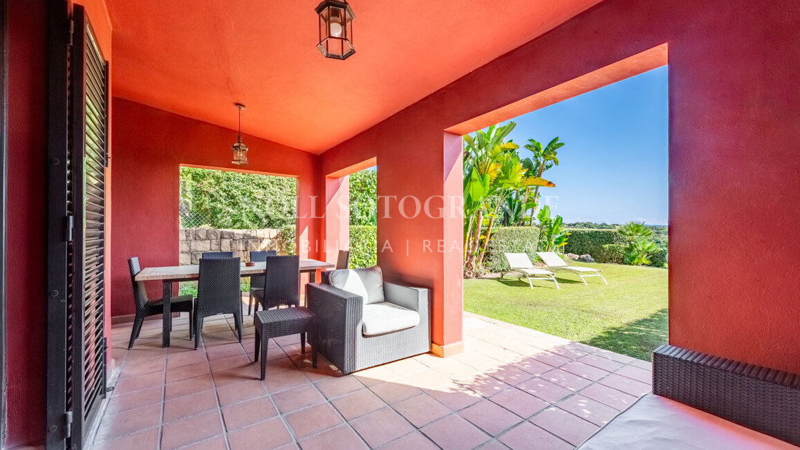 Elegantes Reihenhaus mit drei Schlafzimmern in Los Cortijos de la Reserva, Sotogrande