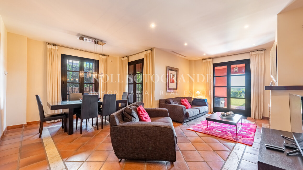Elegantes Reihenhaus mit drei Schlafzimmern in Los Cortijos de la Reserva, Sotogrande