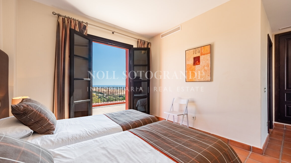 Elegantes Reihenhaus mit drei Schlafzimmern in Los Cortijos de la Reserva, Sotogrande