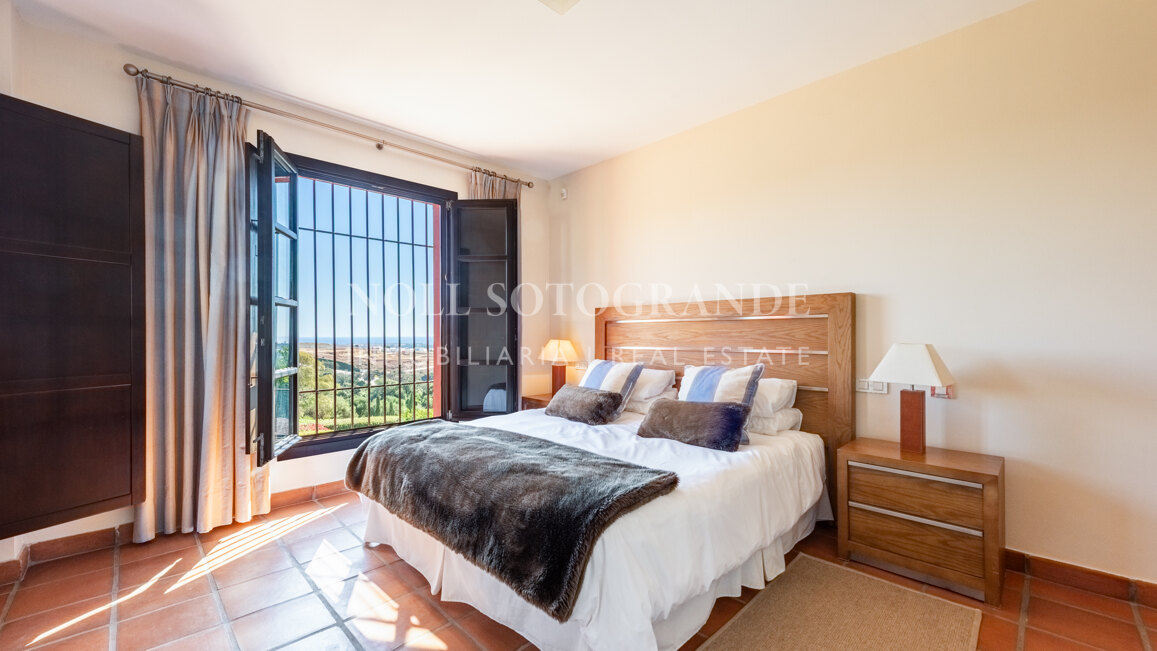 Elegantes Reihenhaus mit drei Schlafzimmern in Los Cortijos de la Reserva, Sotogrande