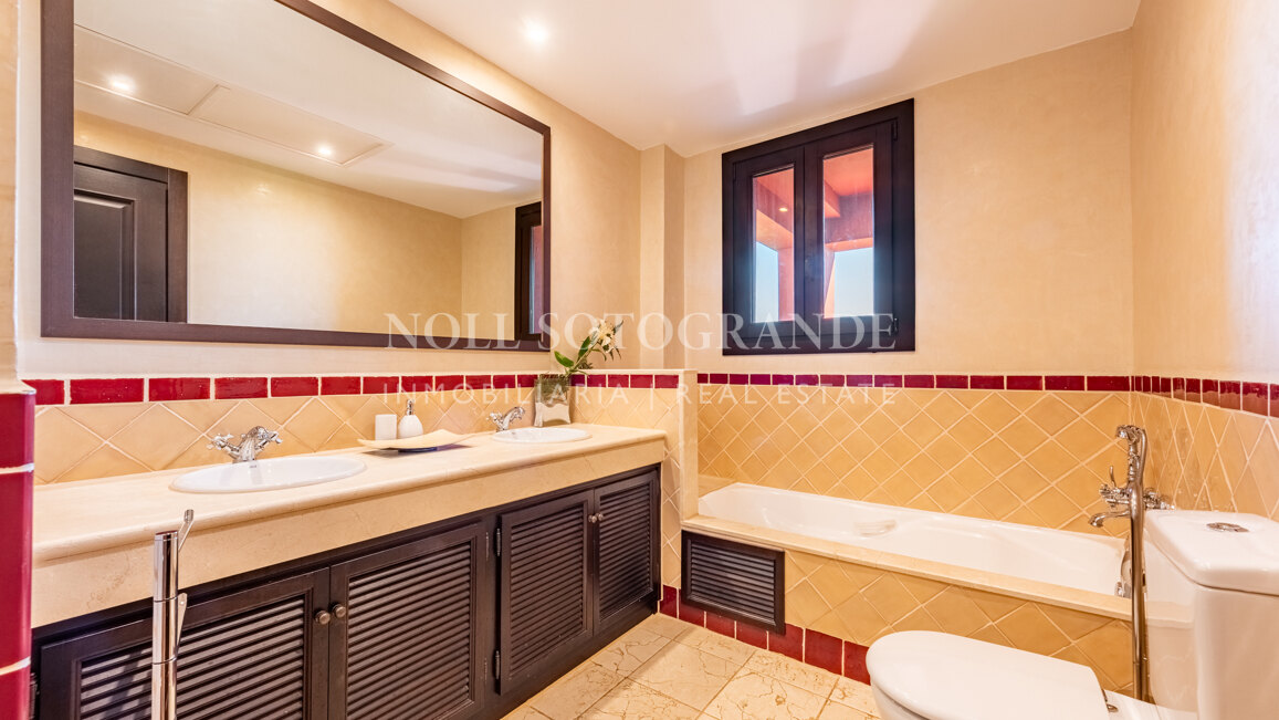 Elegantes Reihenhaus mit drei Schlafzimmern in Los Cortijos de la Reserva, Sotogrande