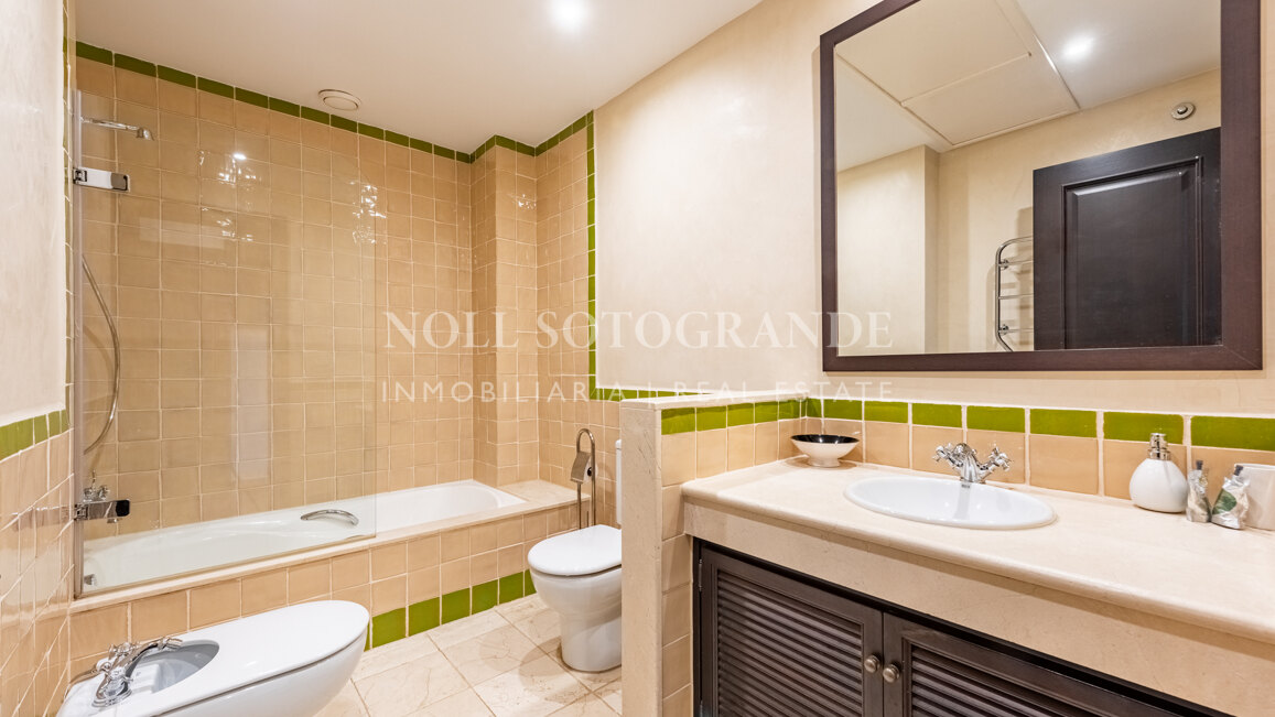 Elegantes Reihenhaus mit drei Schlafzimmern in Los Cortijos de la Reserva, Sotogrande