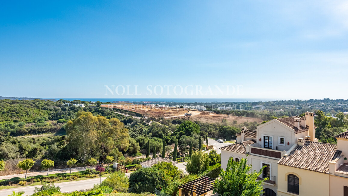 Elegantes Reihenhaus mit drei Schlafzimmern in Los Cortijos de la Reserva, Sotogrande