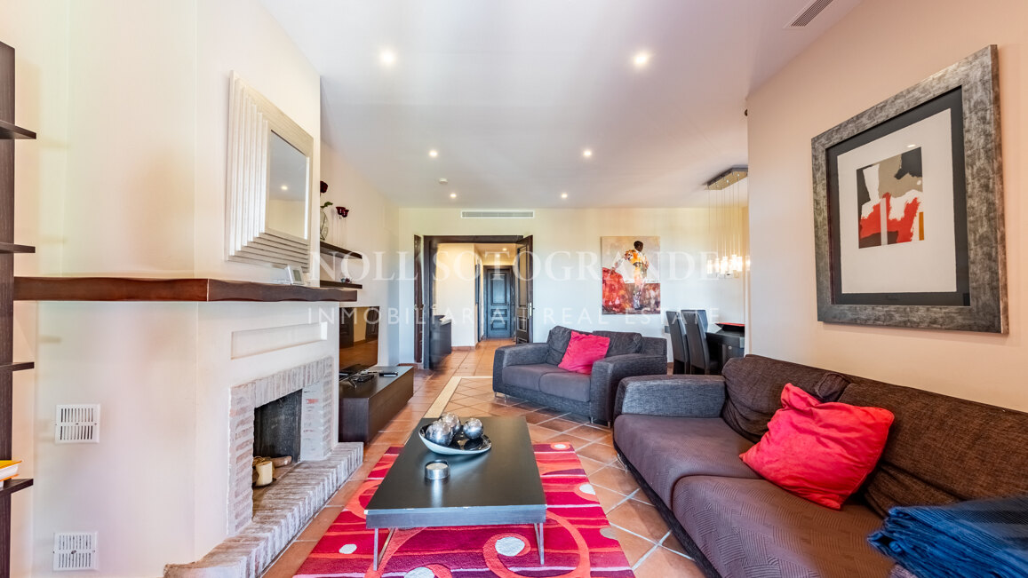 Elegantes Reihenhaus mit drei Schlafzimmern in Los Cortijos de la Reserva, Sotogrande