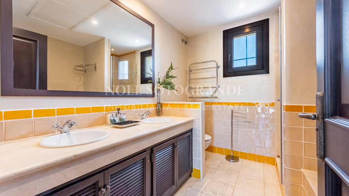 Elegantes Reihenhaus mit drei Schlafzimmern in Los Cortijos de la Reserva, Sotogrande