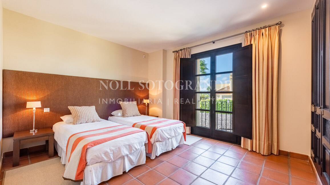 Elegantes Reihenhaus mit drei Schlafzimmern in Los Cortijos de la Reserva, Sotogrande