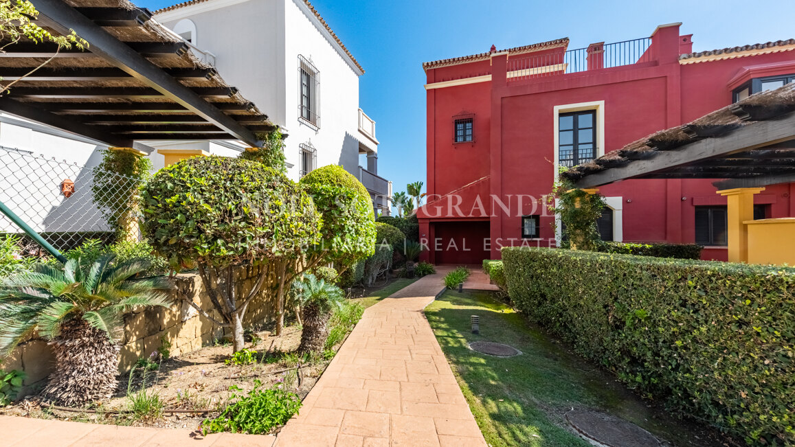 Elegantes Reihenhaus mit drei Schlafzimmern in Los Cortijos de la Reserva, Sotogrande
