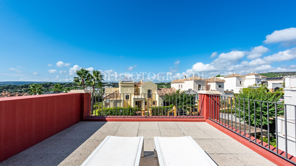 Elegantes Reihenhaus mit drei Schlafzimmern in Los Cortijos de la Reserva, Sotogrande