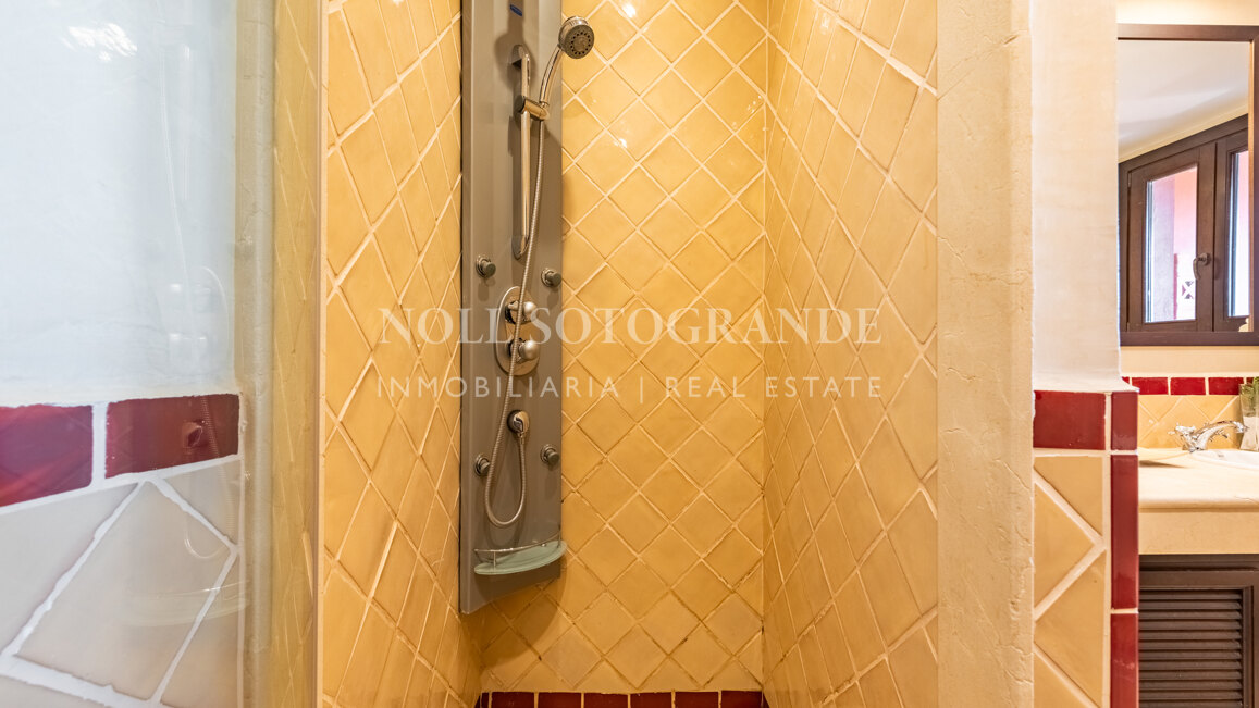 Elegantes Reihenhaus mit drei Schlafzimmern in Los Cortijos de la Reserva, Sotogrande